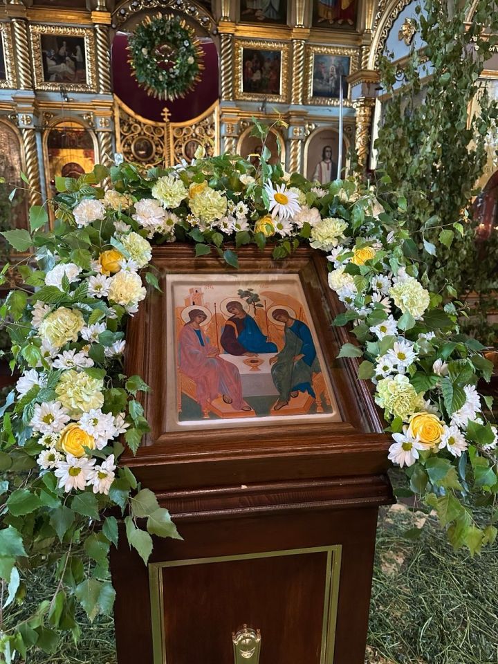 Епископ Пахомий рассказал о традиции украшать храмы в день Святой Троицы зеленью
