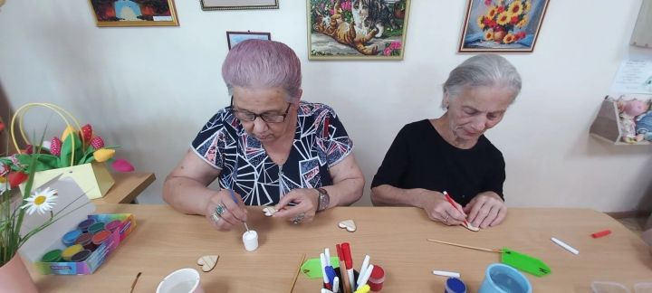 Подопечные чистопольского дома-интерната «Юлдаш» сделали патриотические броши ко Дню России