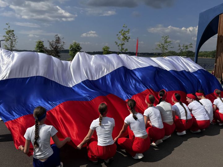 «Под флагом России»: на набережной «Наречье» прошел праздничный концерт в честь Дня России
