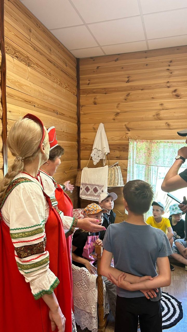 Ребята села Чистопольского района совершили путешествие в «Русскую избу»