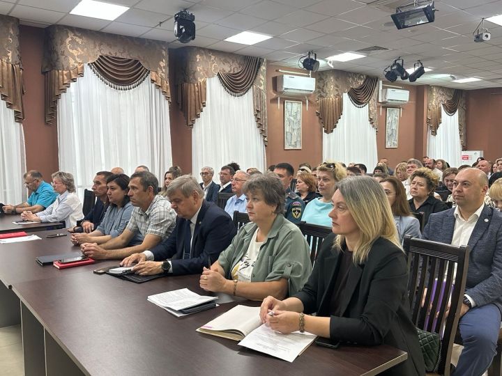 Эдуард Хасанов провел аппаратное совещание: соцзащита, АПК и правопорядок в центре внимания