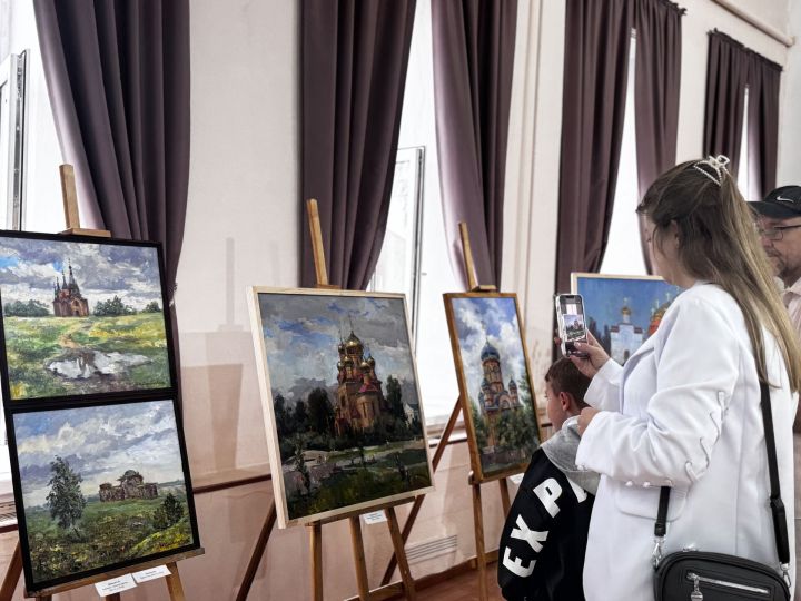 В Чистополе открылась выставка художников-участников пленэра «Камские зори»