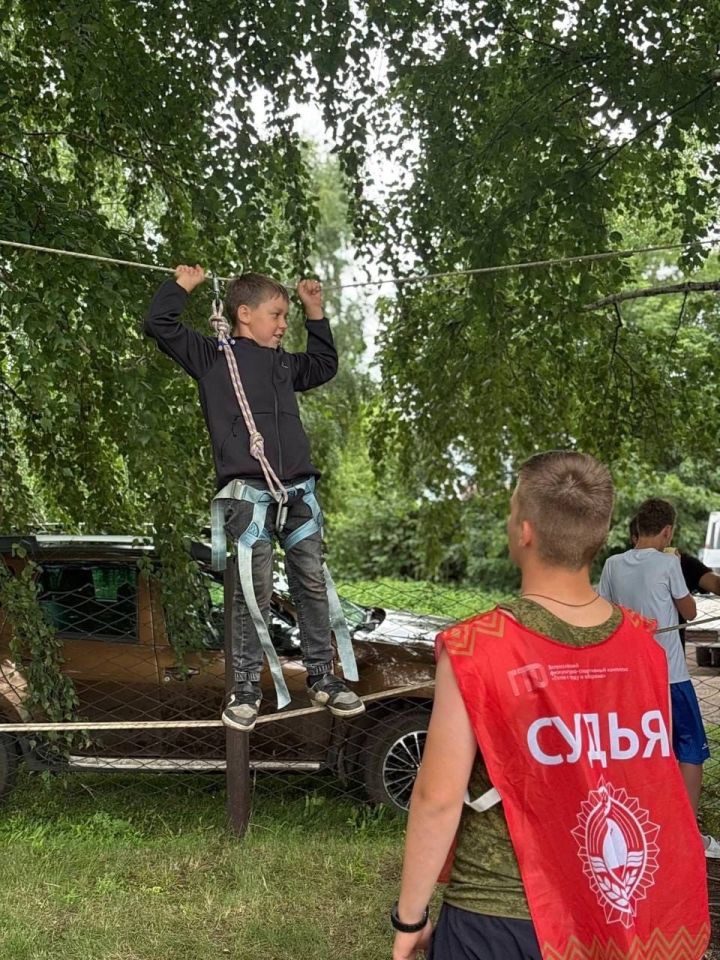 Юноши и девушки из палаточного лагеря «Юный армеец» выполняли нормативы комплекса ГТО