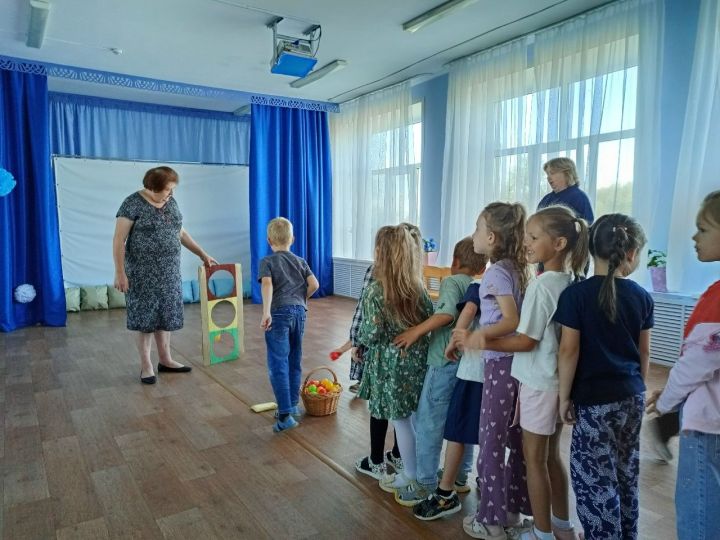 В чистопольском детском саду юные пешеходы повторили ПДД вместе с Дядей Стёпой и получили сладкий приз