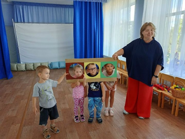 В чистопольском детском саду юные пешеходы повторили ПДД вместе с Дядей Стёпой и получили сладкий приз