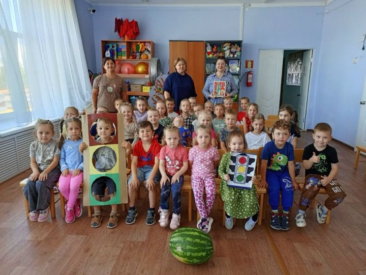 В чистопольском детском саду юные пешеходы повторили ПДД вместе с Дядей Стёпой и получили сладкий приз