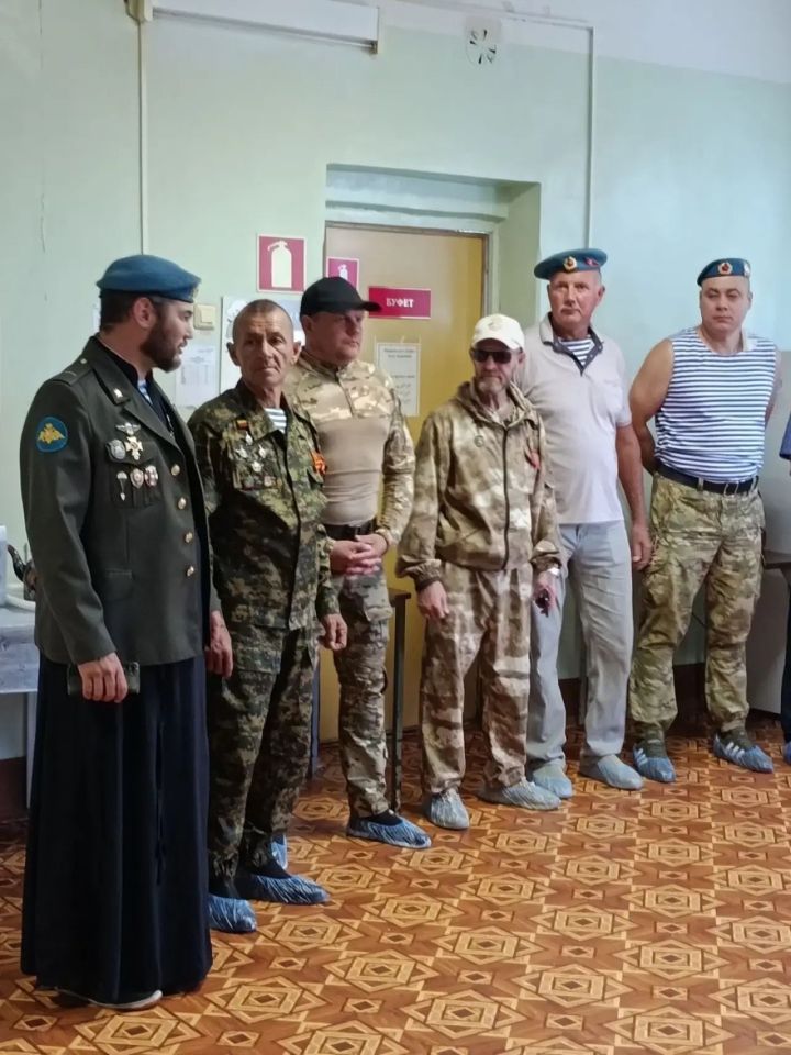 Священник и ветераны ВДВ навестили юных пациентов Чистопольской ЦРБ