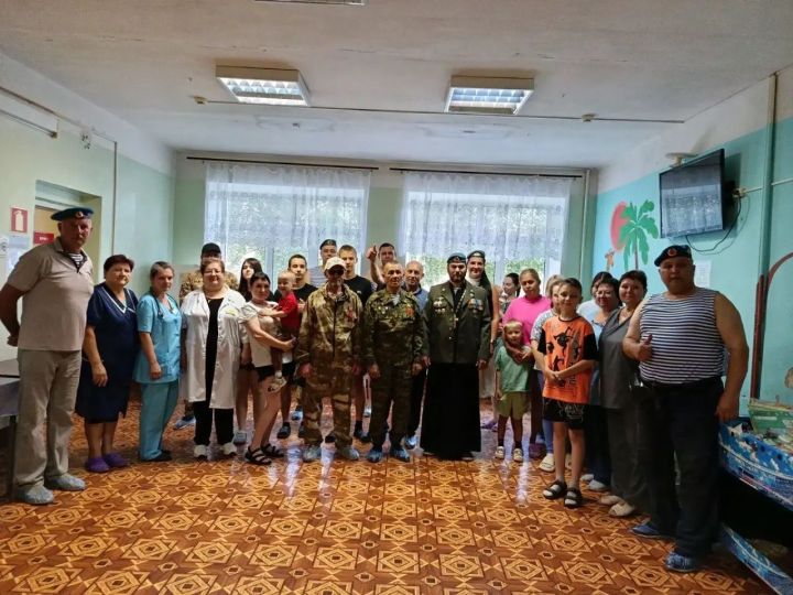 Священник и ветераны ВДВ навестили юных пациентов Чистопольской ЦРБ