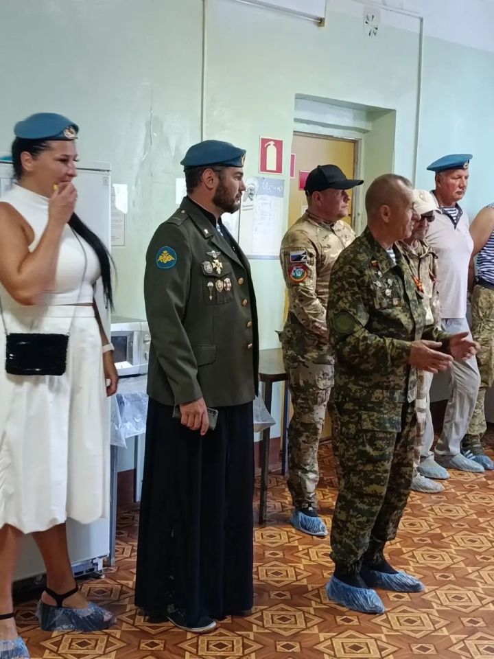 Священник и ветераны ВДВ навестили юных пациентов Чистопольской ЦРБ