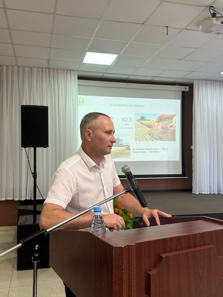 Дмитрий Иванов провёл еженедельную планёрку: назначение, уборка урожая, молодежь, благотворительность