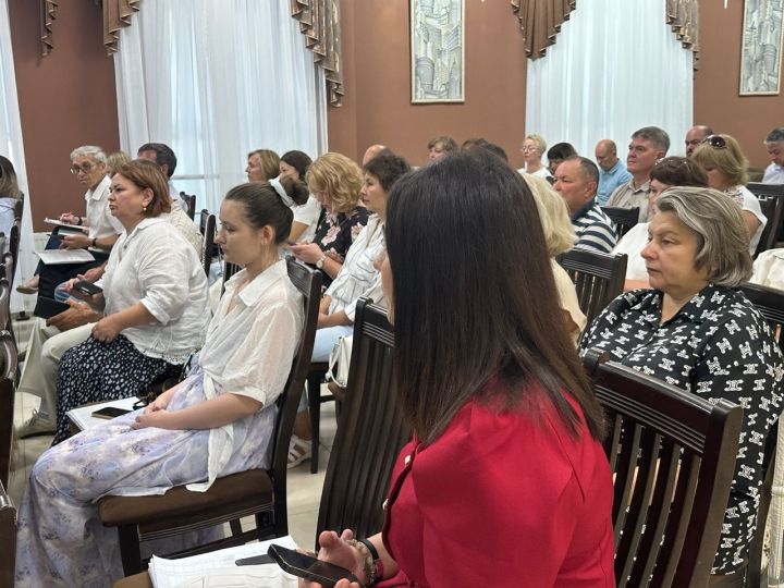 Дмитрий Иванов провёл еженедельную планёрку: назначение, уборка урожая, молодежь, благотворительность