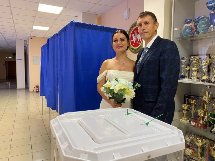 Молодожены проголосовали на одном из избирательных участков в Чистополе