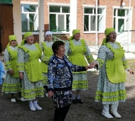 Душевный концерт организовали у избирательного участка в селе Татарская Багана